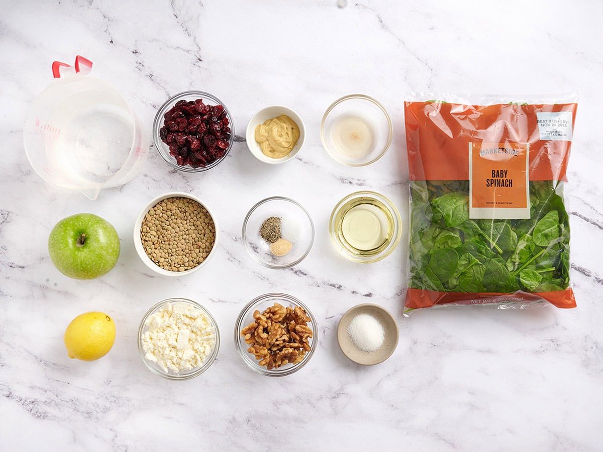 Les ingrédients pour faire une salade de lentilles et de canneberges.