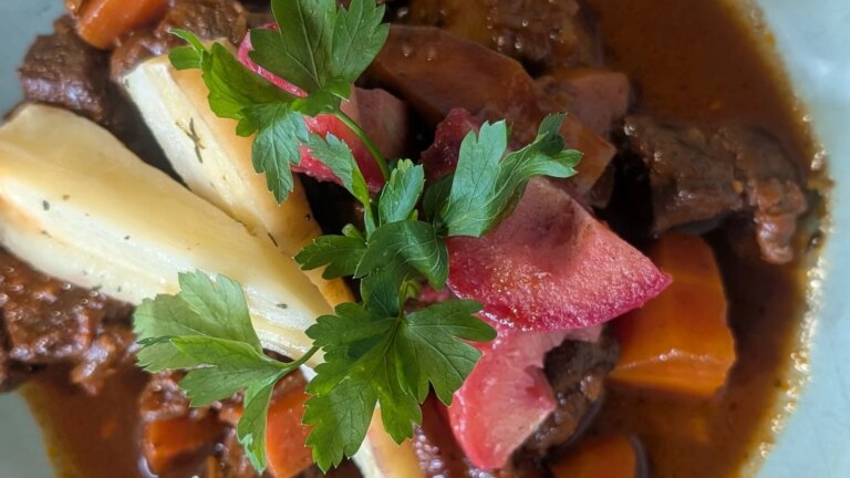 Ragoût de bœuf mijoté d'Alex Petit, prunes et panais pochés au vin rouge