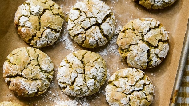 un plateau de biscuits 