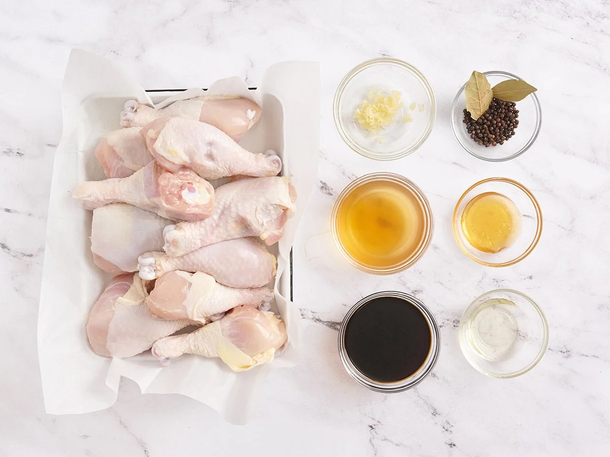 Les ingrédients pour faire du poulet adobo.