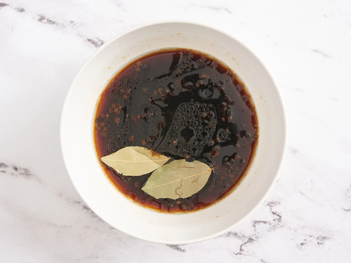 Ingrédients de la marinade de poulet adobo dans un bol.
