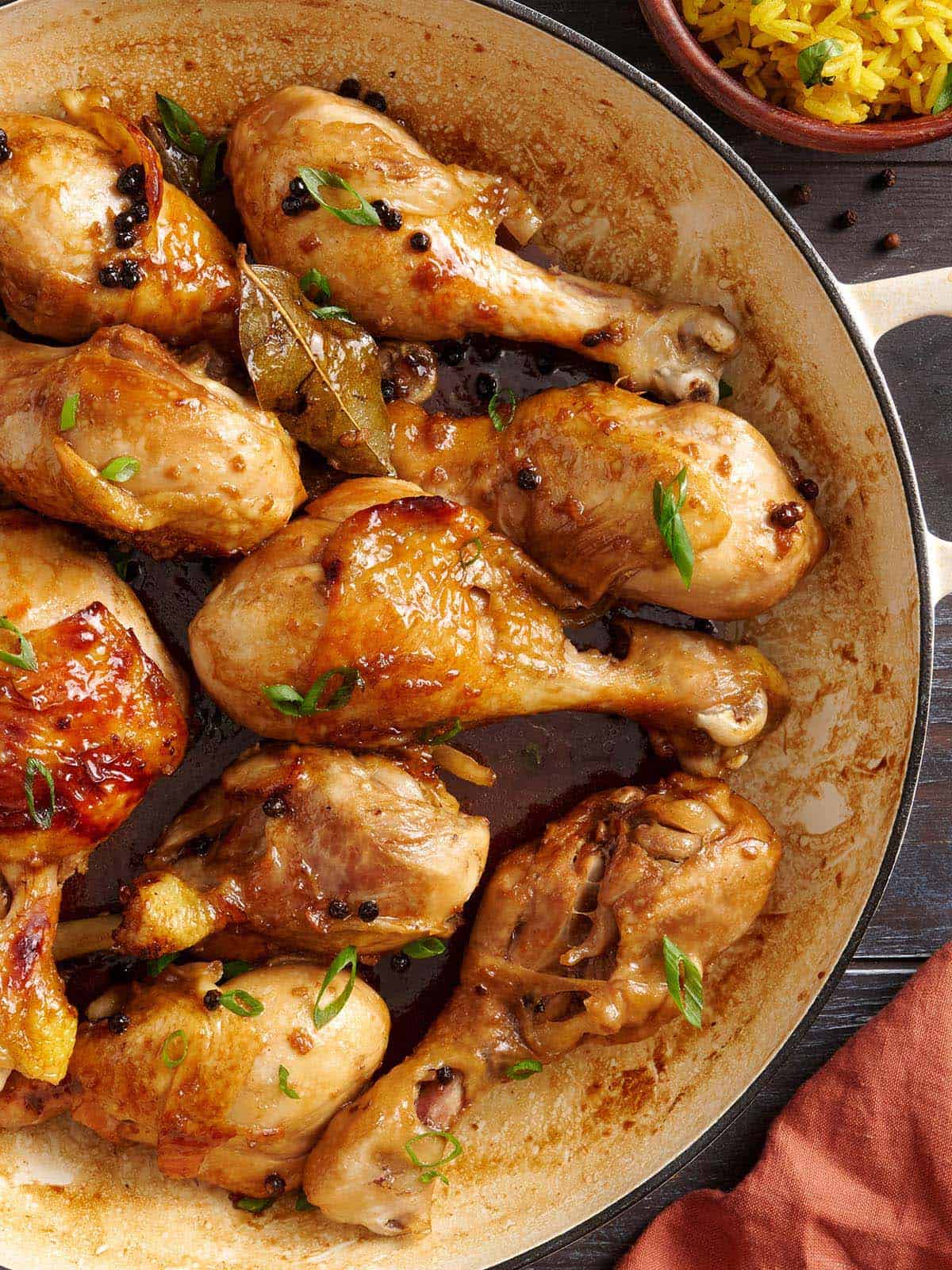 Vue aérienne du riz adobo au poulet fait maison dans une poêle.