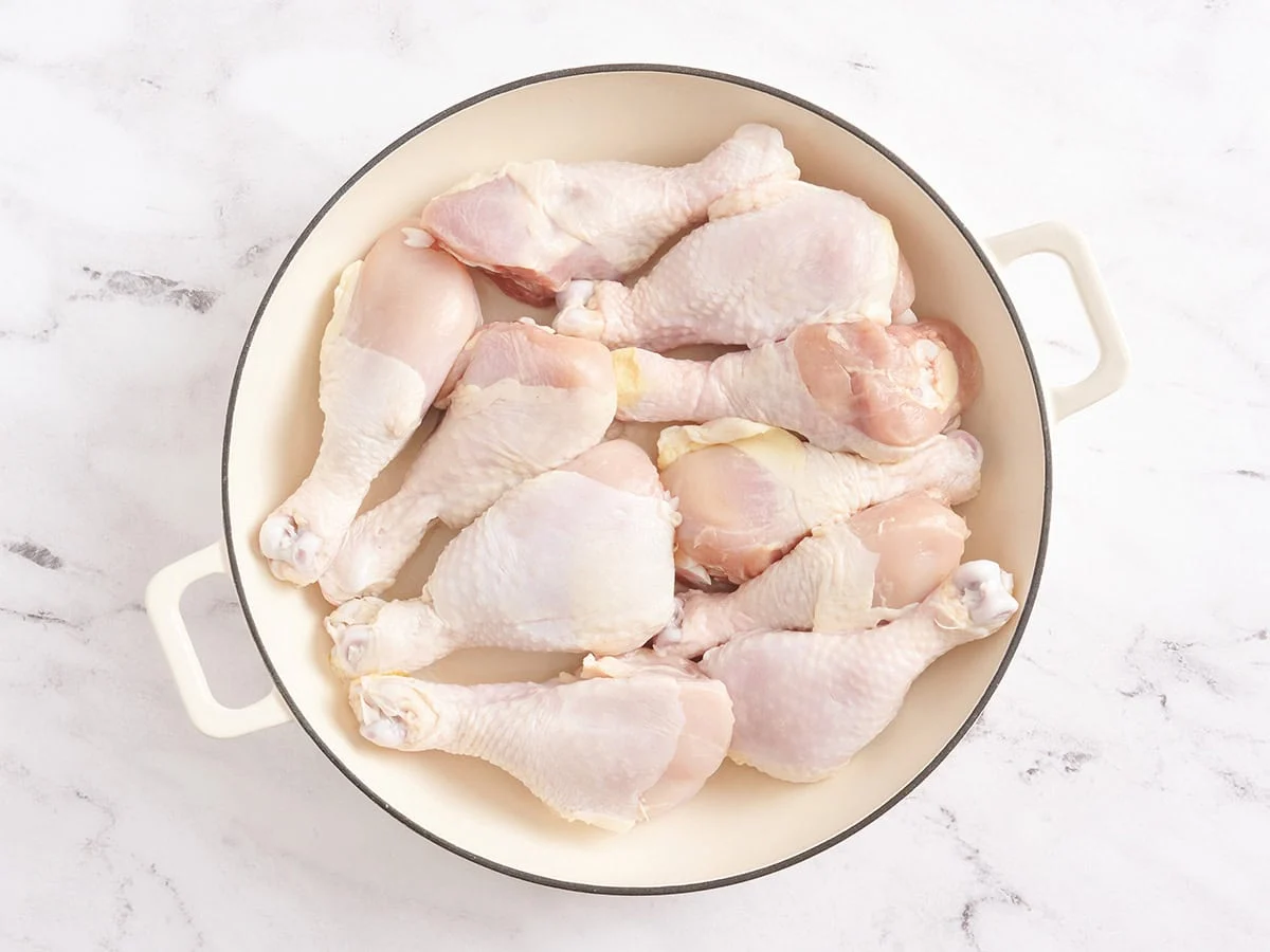 Pilons de poulet dans une grande casserole.