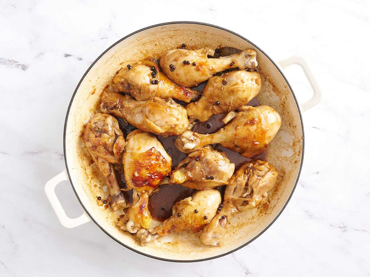 Adobo de poulet fini dans une casserole.