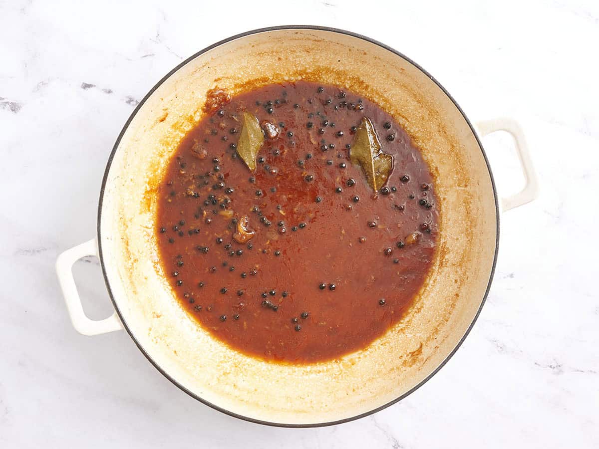 Marinade de poulet adobo réduite dans une casserole.