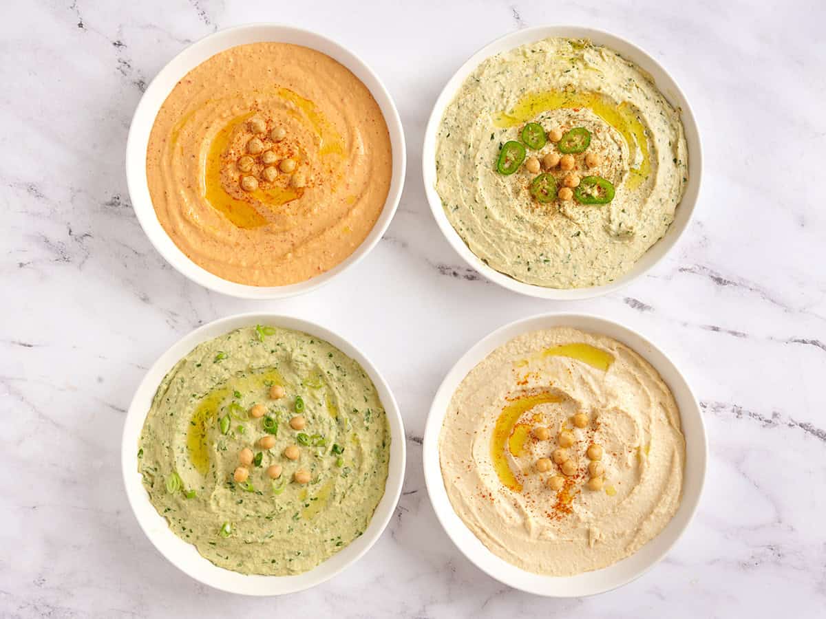 Vue aérienne de 4 types de houmous maison.