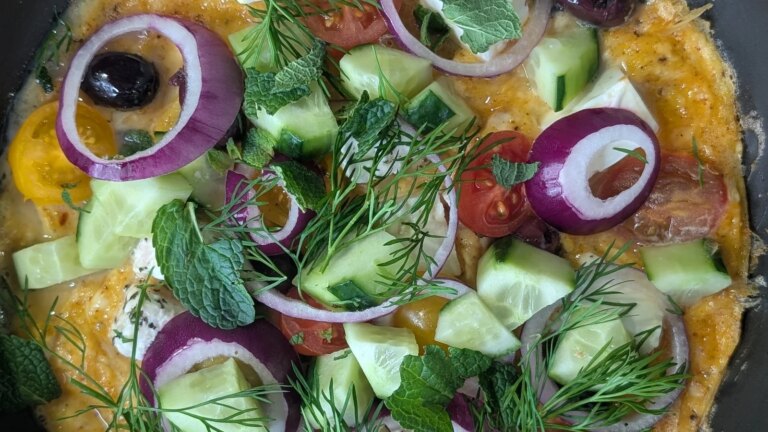 Omelette à la salade grecque de Paul Flynn