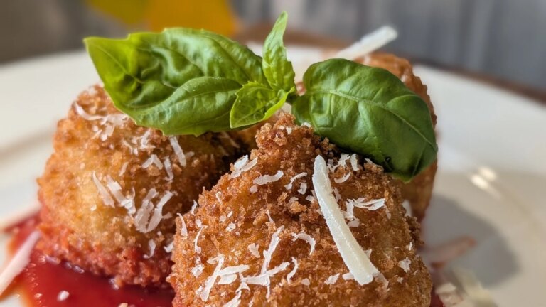 Boules d'arancini aux herbes et au fromage de Shane avec sauce marinara : Aujourd'hui