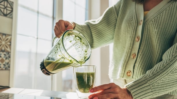 Jeune femme faisant un smoothie détox 