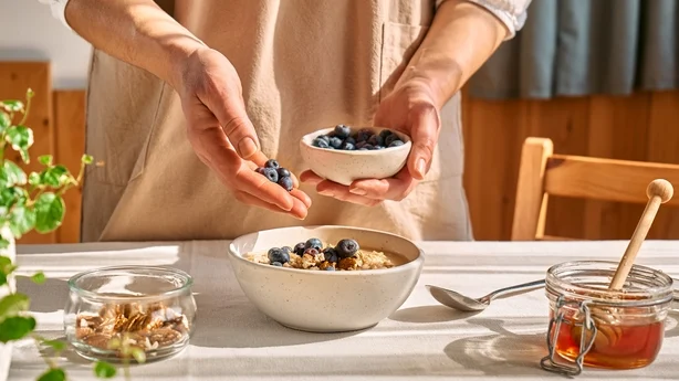 Femme préparant un petit-déjeuner nutritif végétalien suivant un régime sain