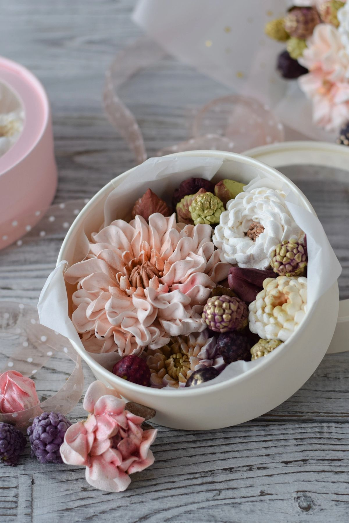 Les fleurs comestibles dans les desserts : esthétisme, saveur et sécurité