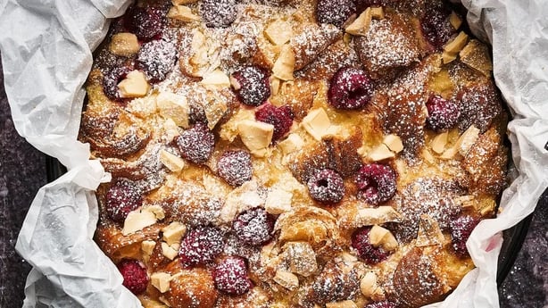 Recette de tranches de pudding aux croissants et aux baies de Nadiya Hussain 