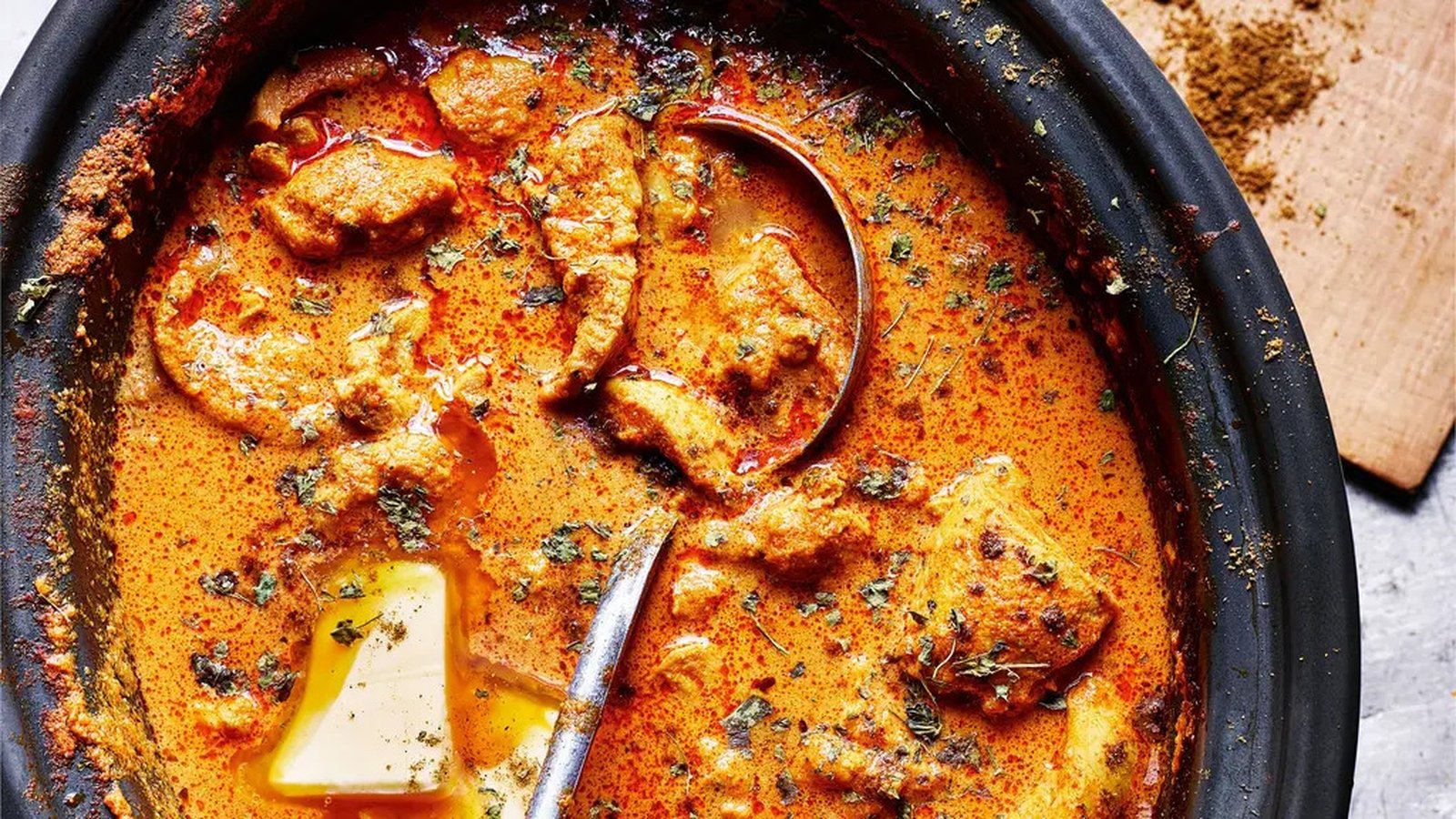 La recette de poulet au beurre de The Curry Guy