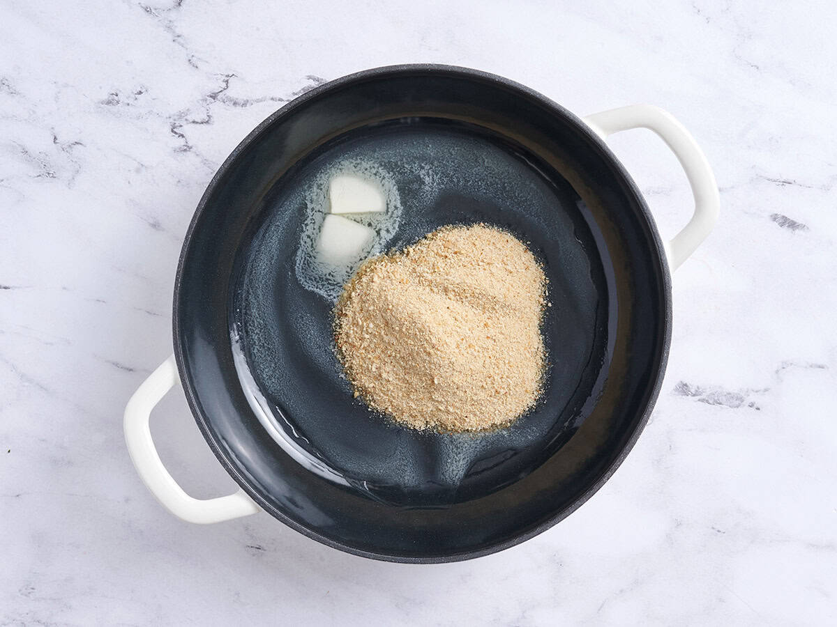 Chapelure et beurre dans une braisière.