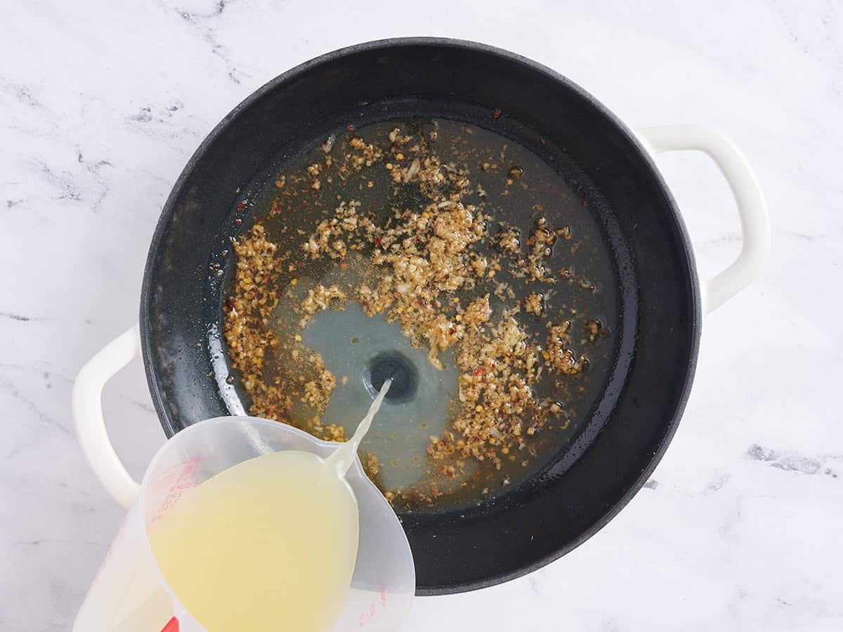 Faire dorer en versant dans l'ail émincé doré dans une poêle.