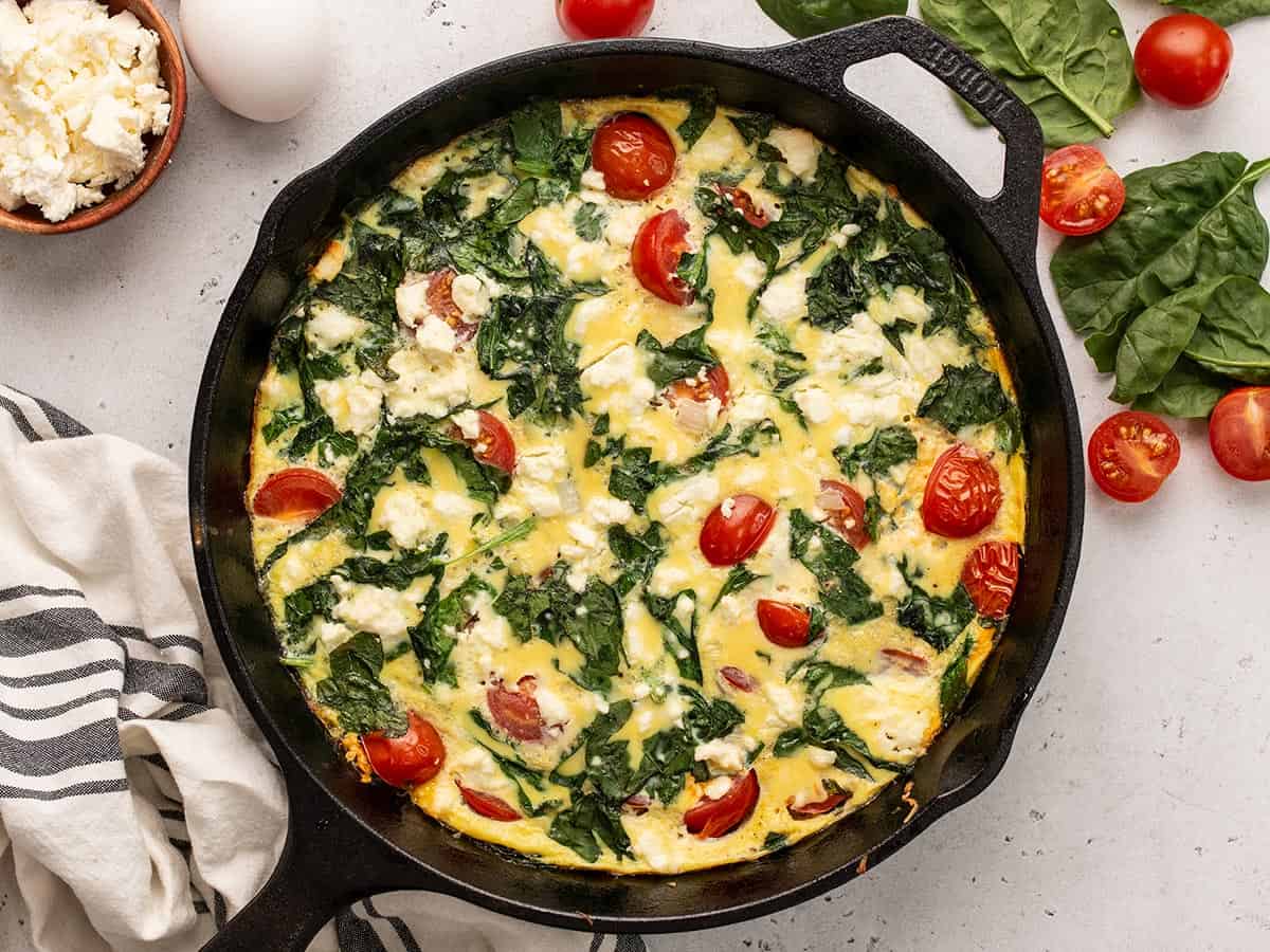 Vue aérienne d’une frittata aux épinards et aux tomates