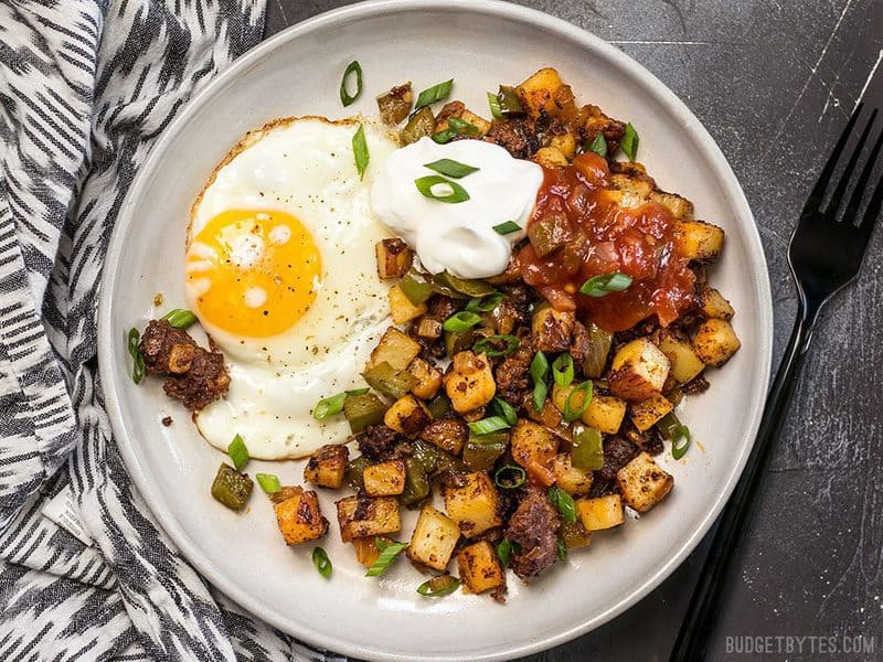 Ce hachis de petit-déjeuner au chorizo ​​simple mais savoureux est un classique du petit-déjeuner. Parfait pour votre brunch paresseux du week-end, ou même 