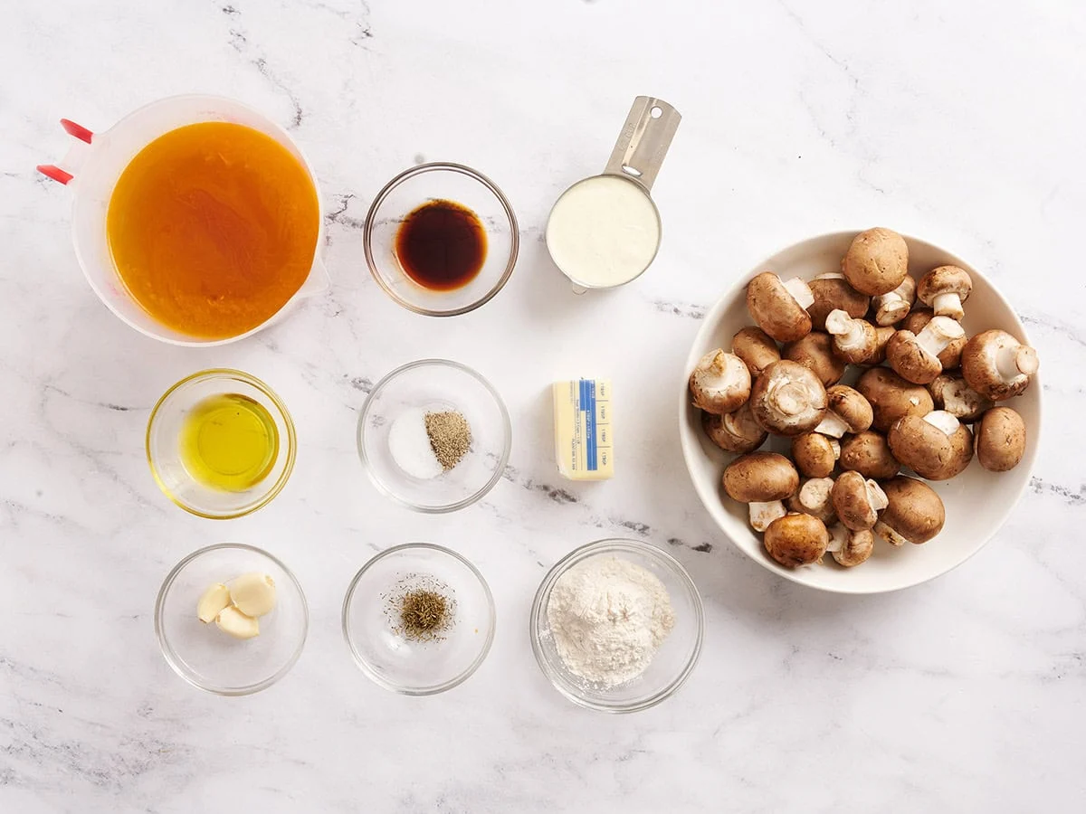 Les ingrédients pour faire une soupe crémeuse aux champignons.