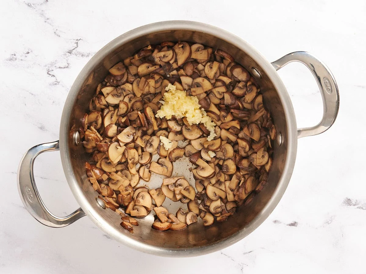 Champignons dans une poêle avec de l'ail.