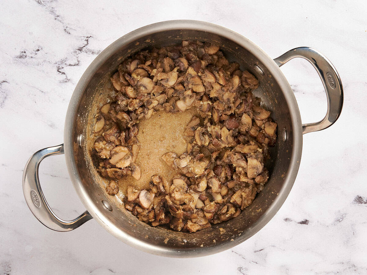 Champignons sautés dans une poêle.