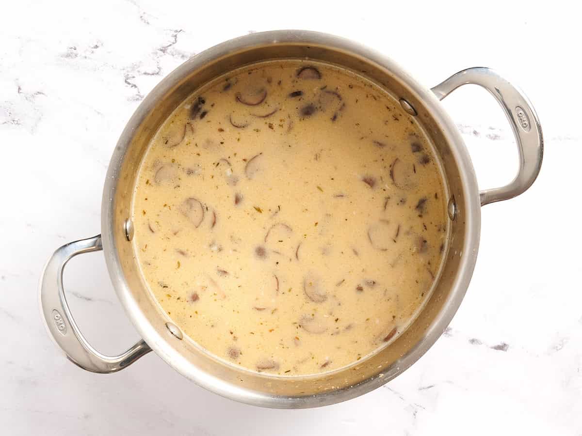 Soupe crémeuse aux champignons dans une casserole.