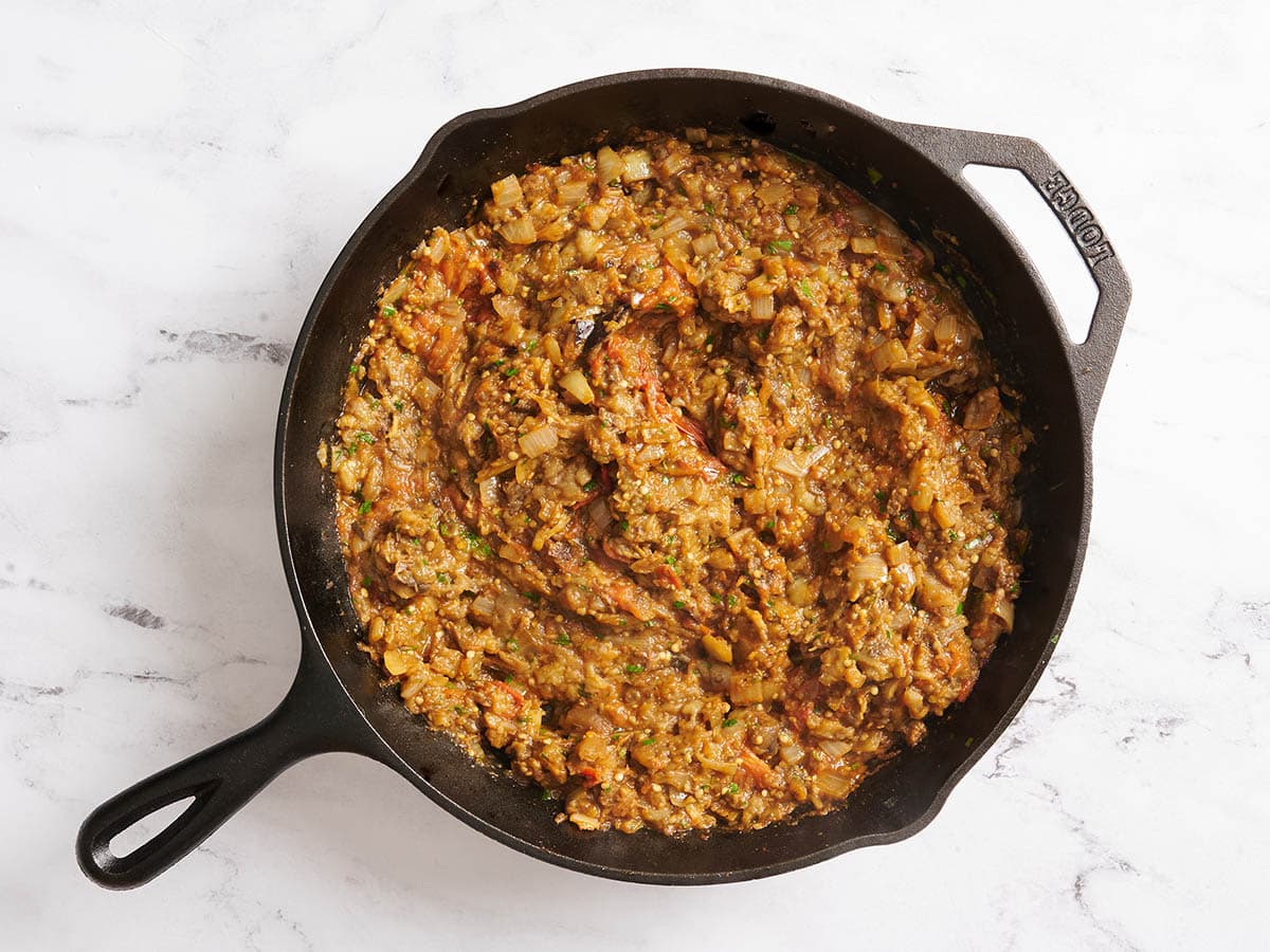Curry d'aubergines fini dans une poêle.