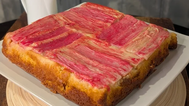 gâteau à la rhubarbe et à la crème anglaise