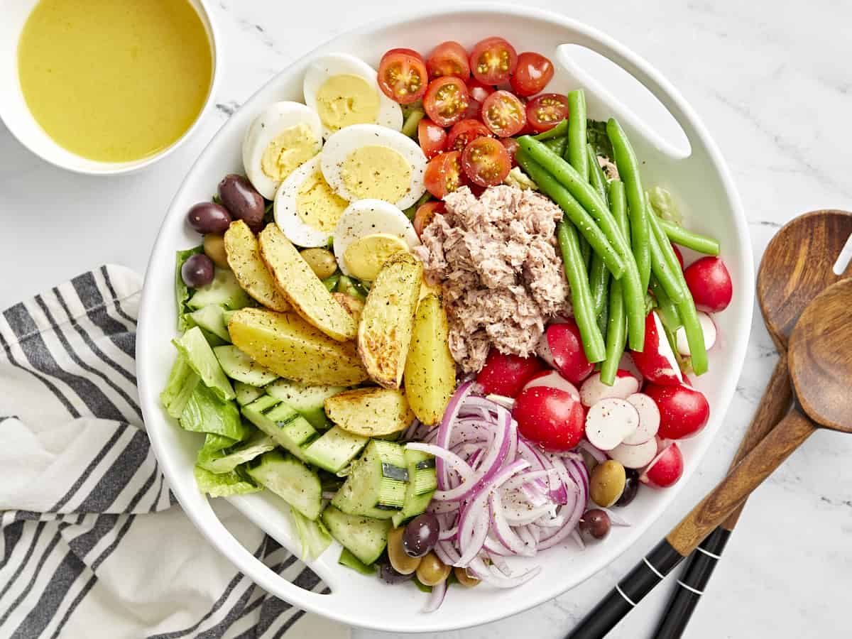salade niçoise dans un bol blanc.