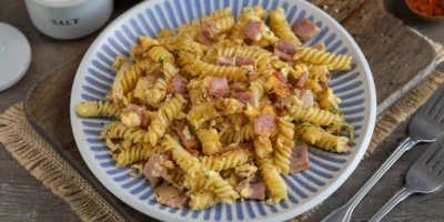 Nouilles au jambon de maman – un délicieux repas d'enfance