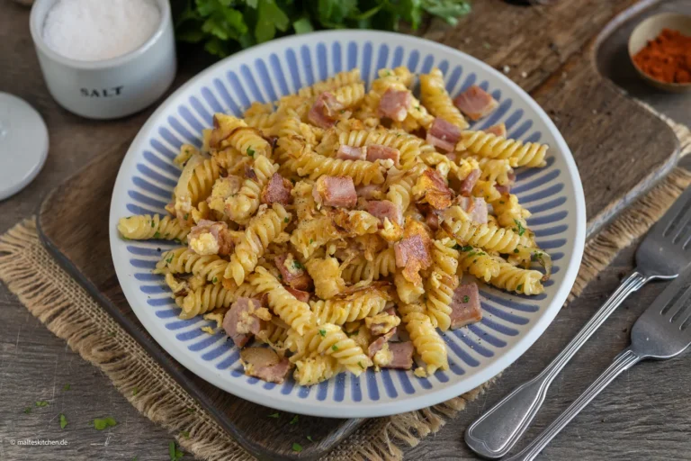 Nouilles au jambon de maman - un délicieux repas d'enfance