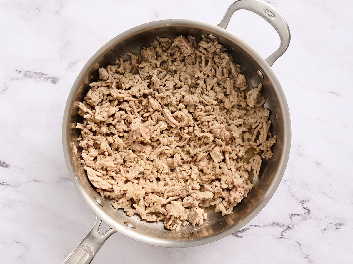 Poulet doré dans une poêle.