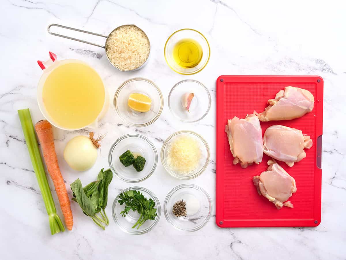 Les ingrédients pour faire des bols de bouillon de poulet.