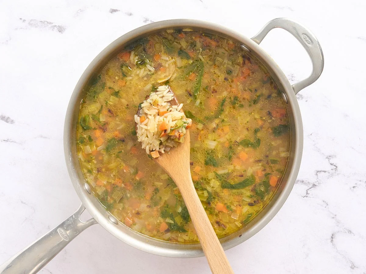 Un peu de riz bouillonnant sur une cuillère en bois.
