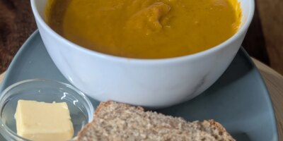 Soupe de carottes rôties épicées de Diarmuid Ó Mathúna avec pain soda brun à l'aneth