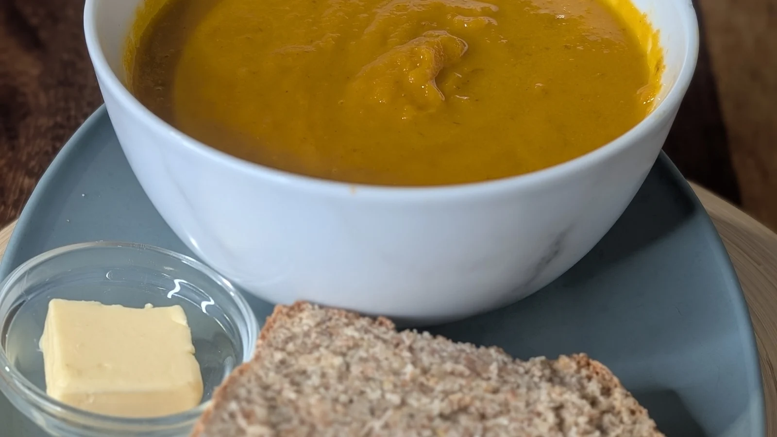 Soupe de carottes rôties épicées de Diarmuid Ó Mathúna avec pain soda brun à l'aneth