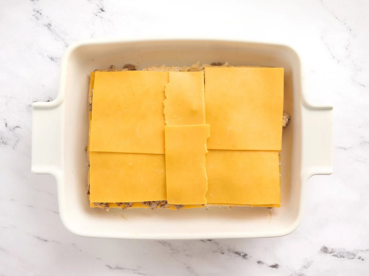 Une autre couche de fromage ajoutée aux sliders de bœuf.