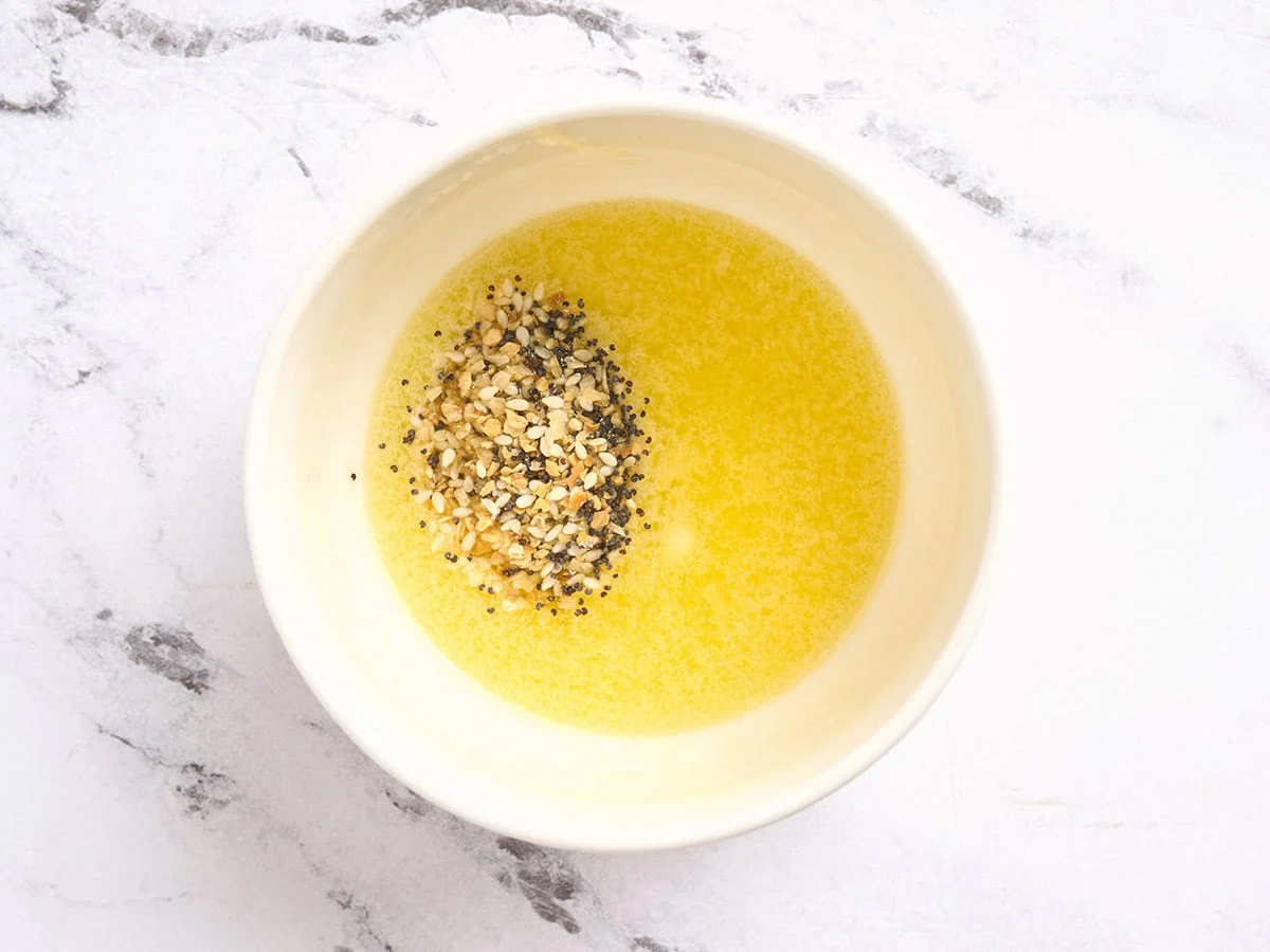 Un bol de beurre fondu additionné d’assaisonnements.