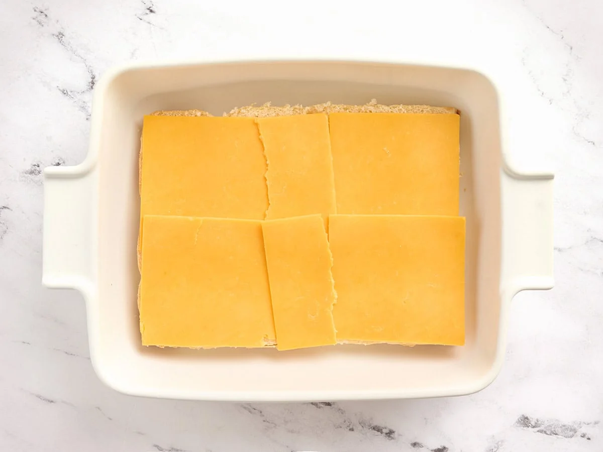 Une couche de fromage américain sur des tranches de sliders hawaïens.