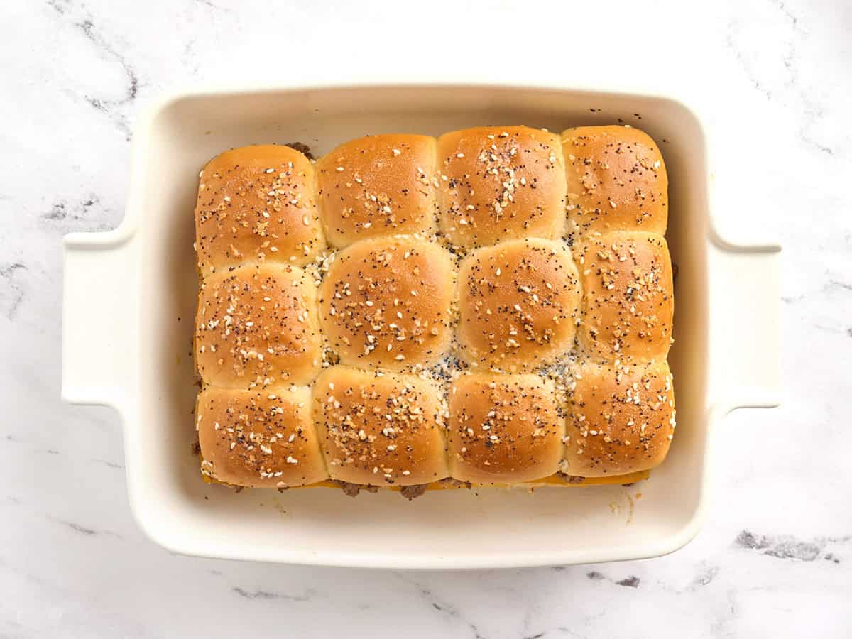Sliders faits maison fraîchement sortis du four dans une cocotte.