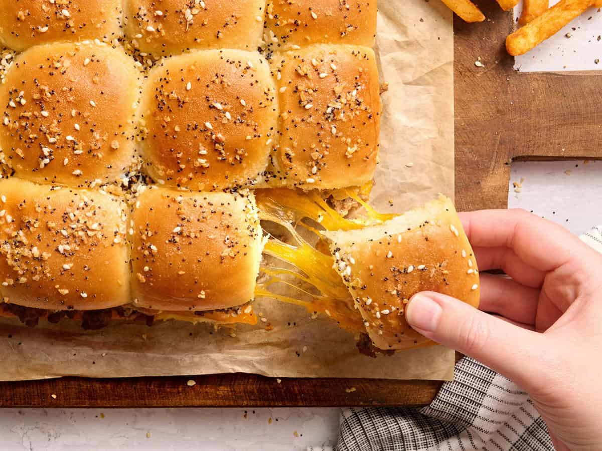 Une main tirant un curseur avec une tirette de fromage.
