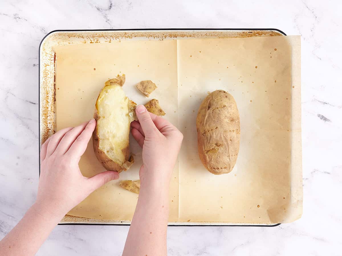 Retirer la peau des pommes de terre.