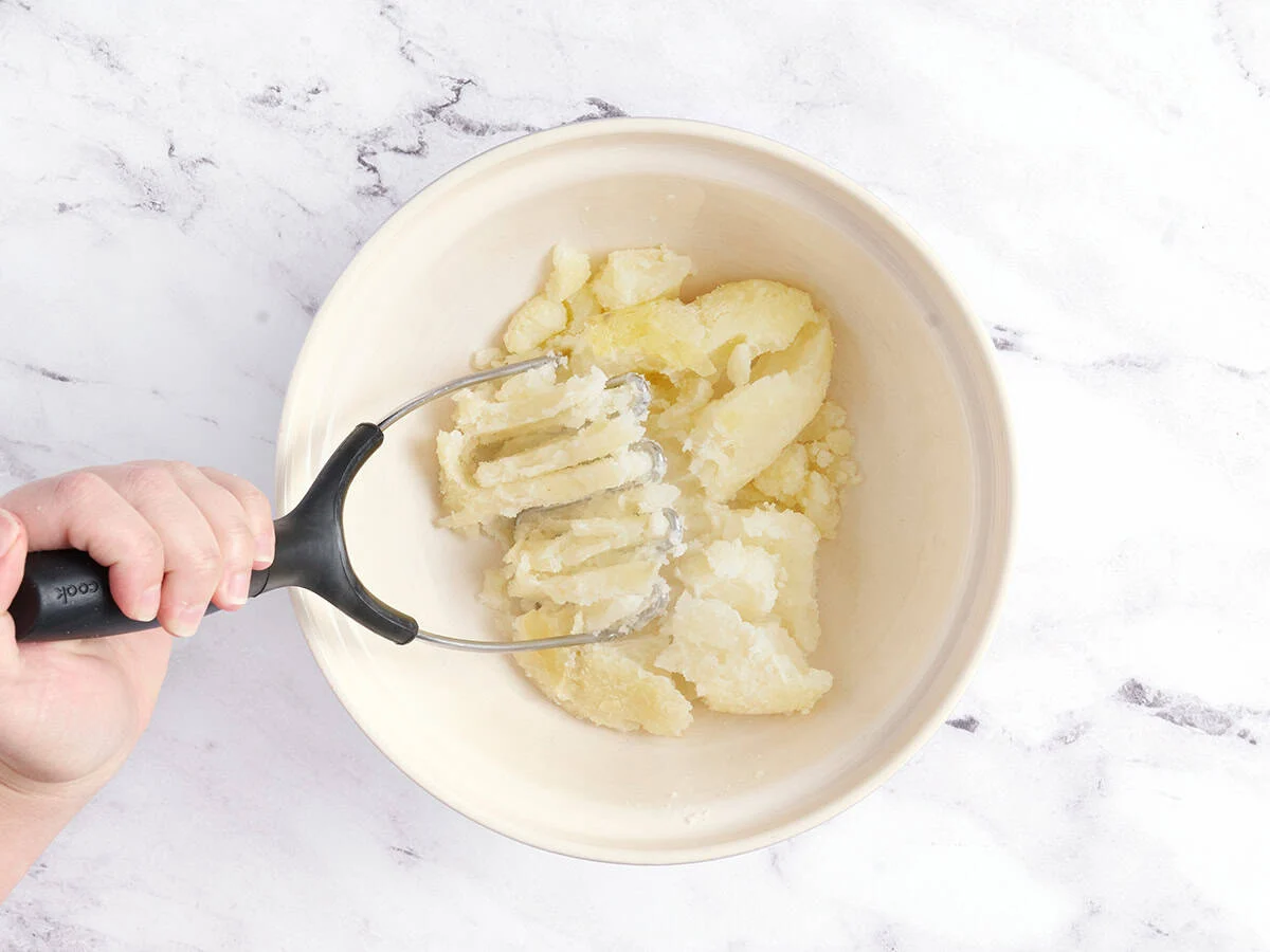 Écraser les pommes de terre.
