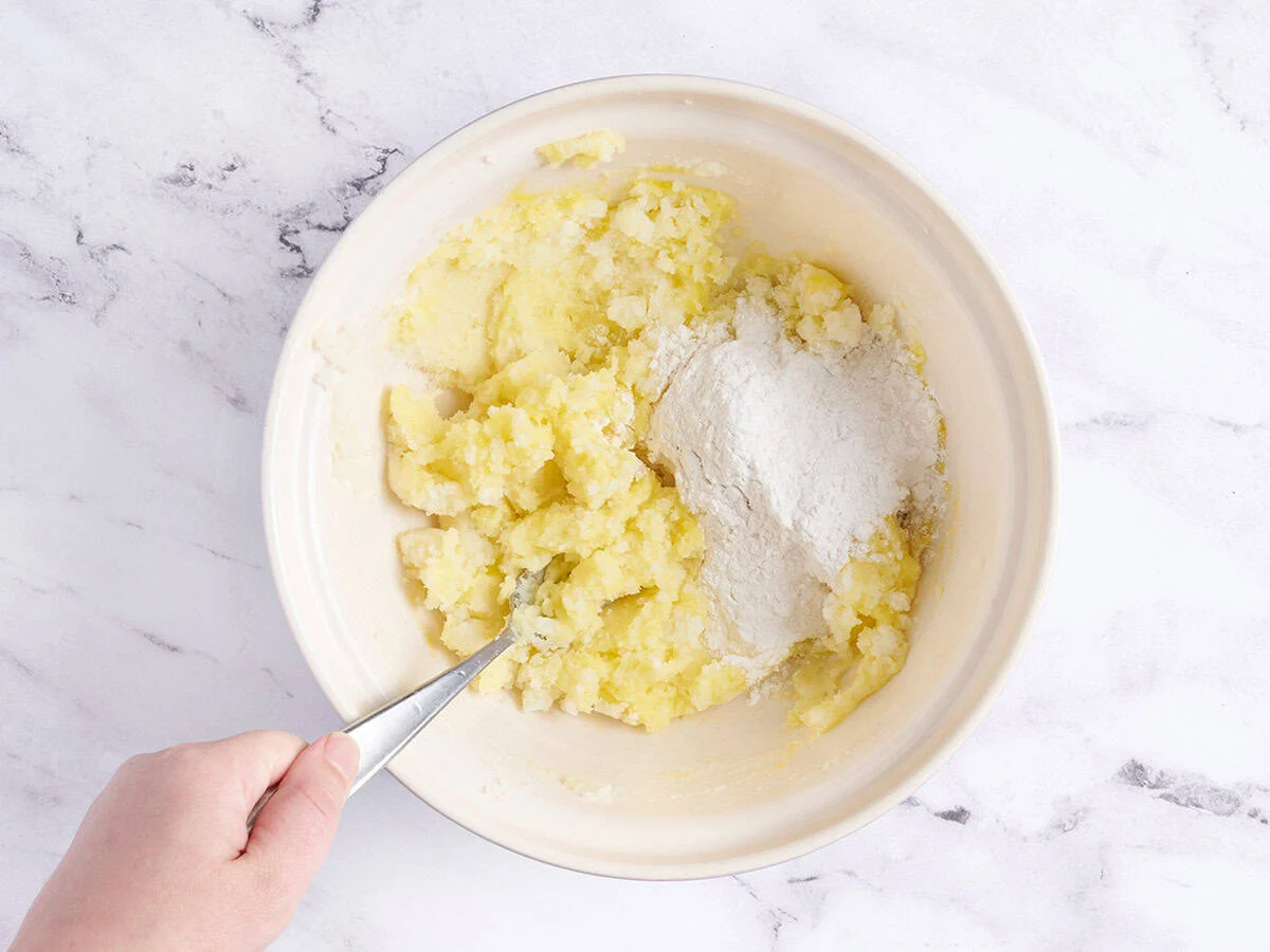Farine ajoutée aux pommes de terre.