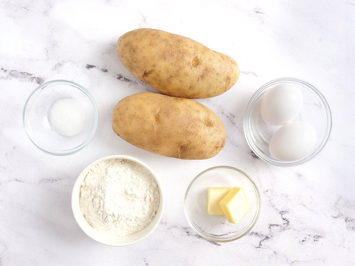 Ingrédients pour faire des gnocchis de pommes de terre.