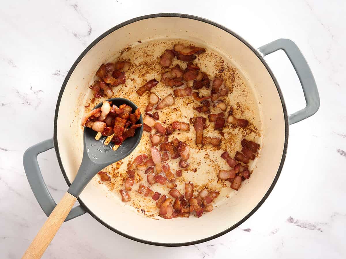 Cuisson du bacon dans une cocotte.