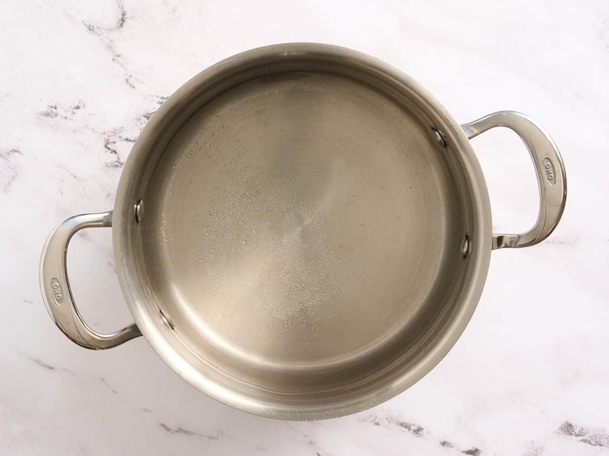 Eau salée bouillante dans une casserole.