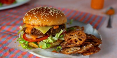 Burgers de bœuf à la coréenne d'Eva Pau, kimchi ketchup et chips de racine de lotus