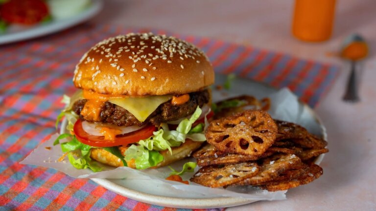 Burgers de bœuf à la coréenne d'Eva Pau, kimchi ketchup et chips de racine de lotus