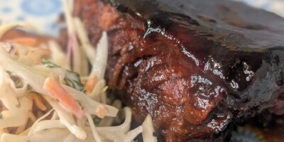 Côtes levées et salade de chou au stout et à la mélasse de Mags : aujourd'hui