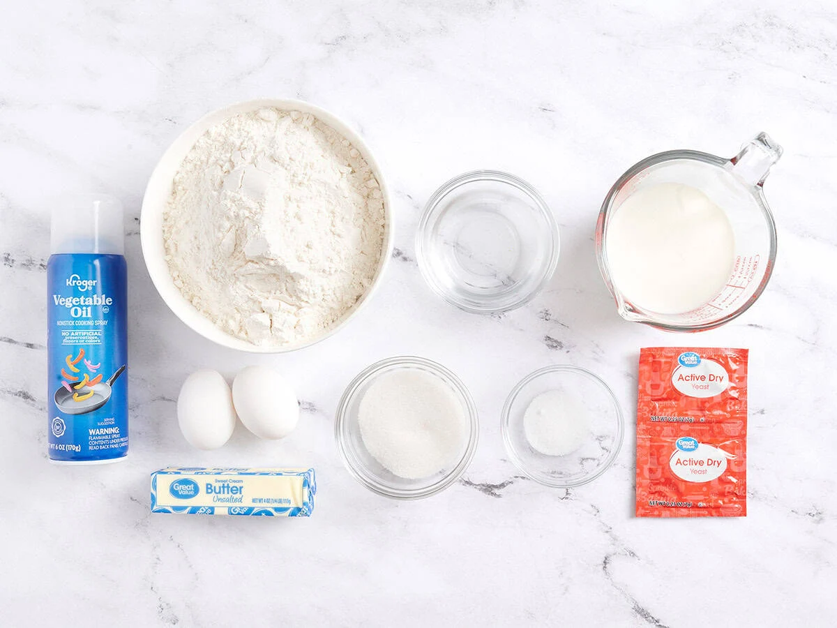 Ingrédients pour faire des Parker House Rolls. 